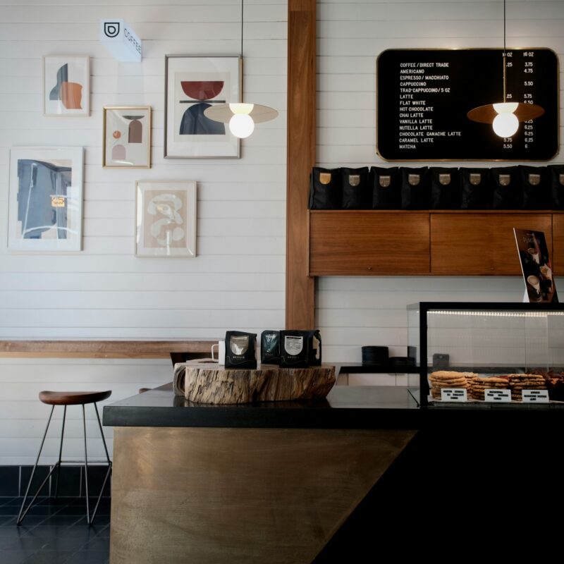 Cách bố trí quầy bar và bàn ghế theo phong thủy quán cà phê