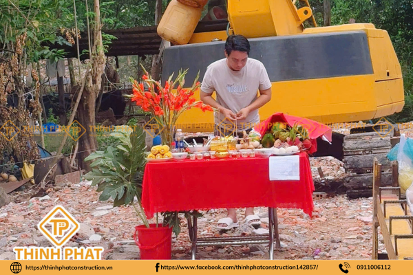 gia chủ làm lễ động thổ

